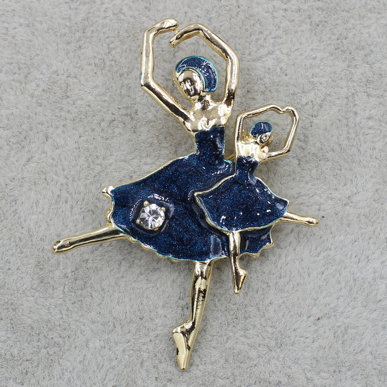 

Брошка металлическая золотистая Балерины покрыта цветной эмалью размер изделия 60х40 мм