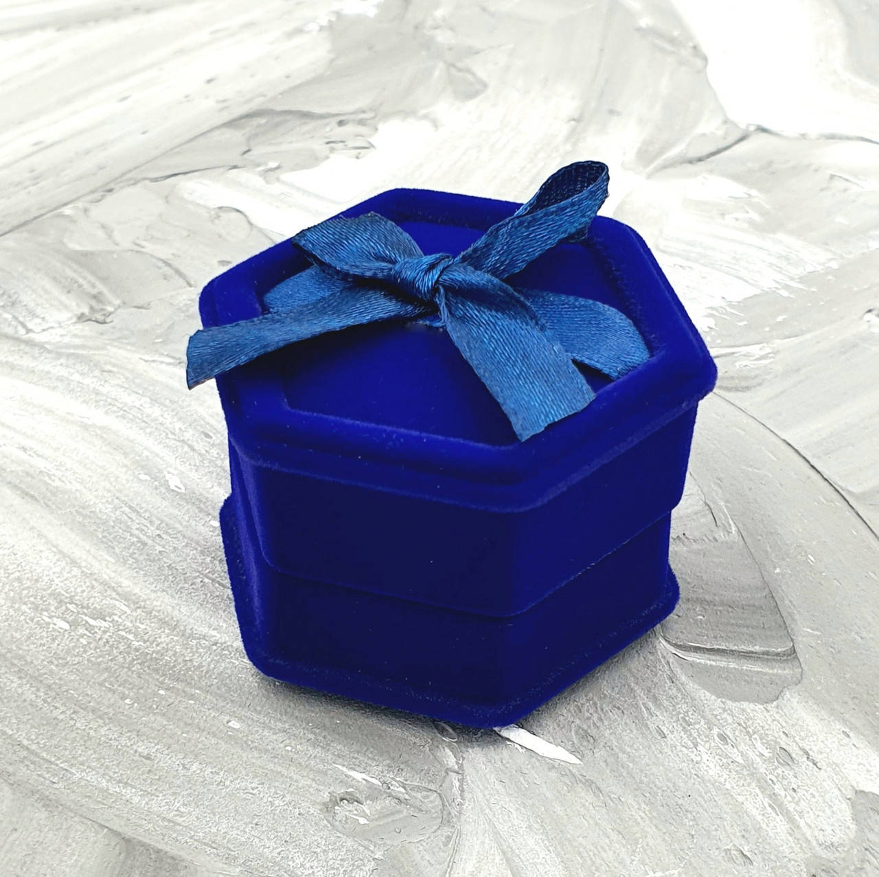 

Футляр 32442 темно синий бархат для кольца сережек размер 5х5 см