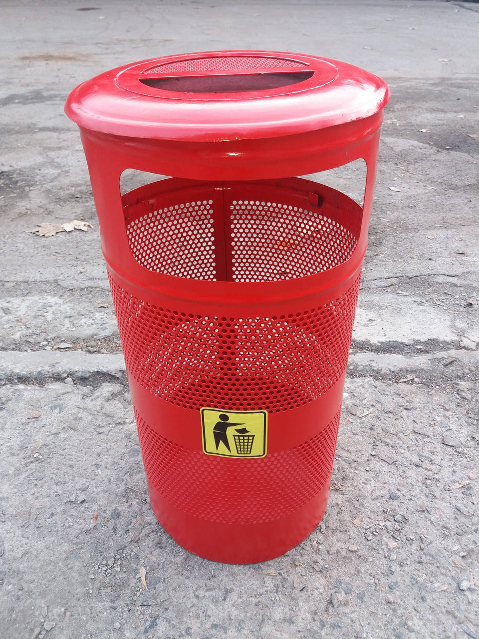 

Урна уличная б/у (Мадрид, Барселона). Цвет : красный.