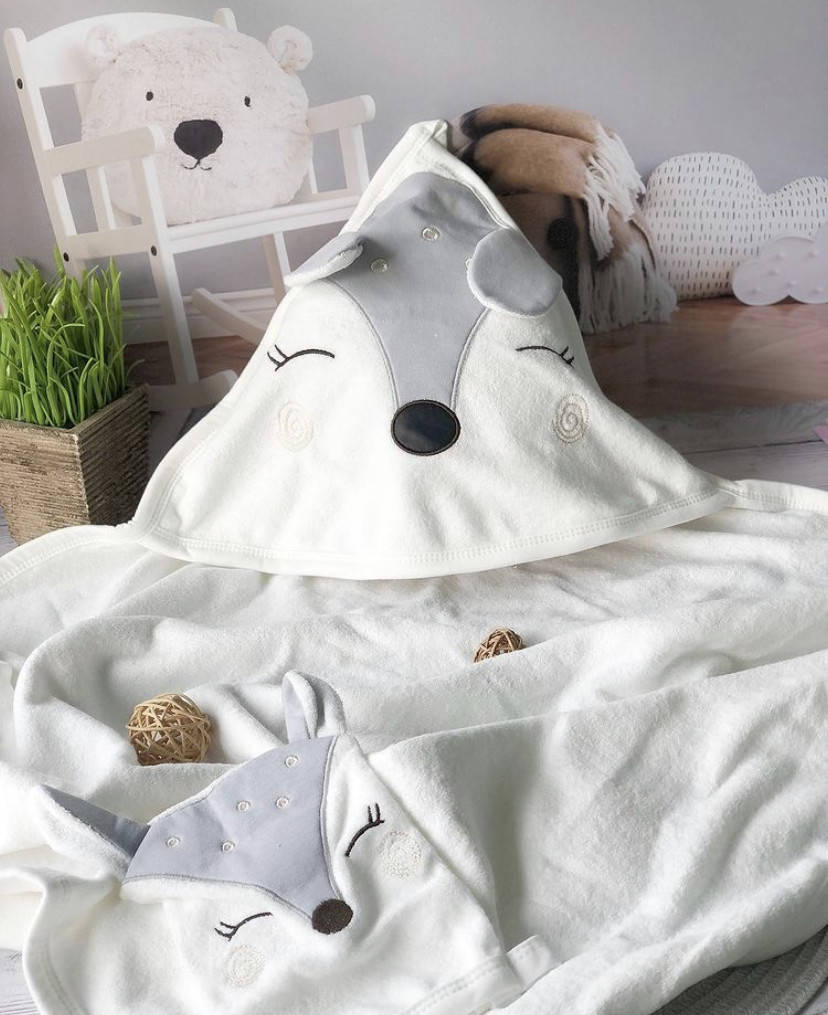 

Махровое детское полотенце-уголок «Серая лисичка на белом"