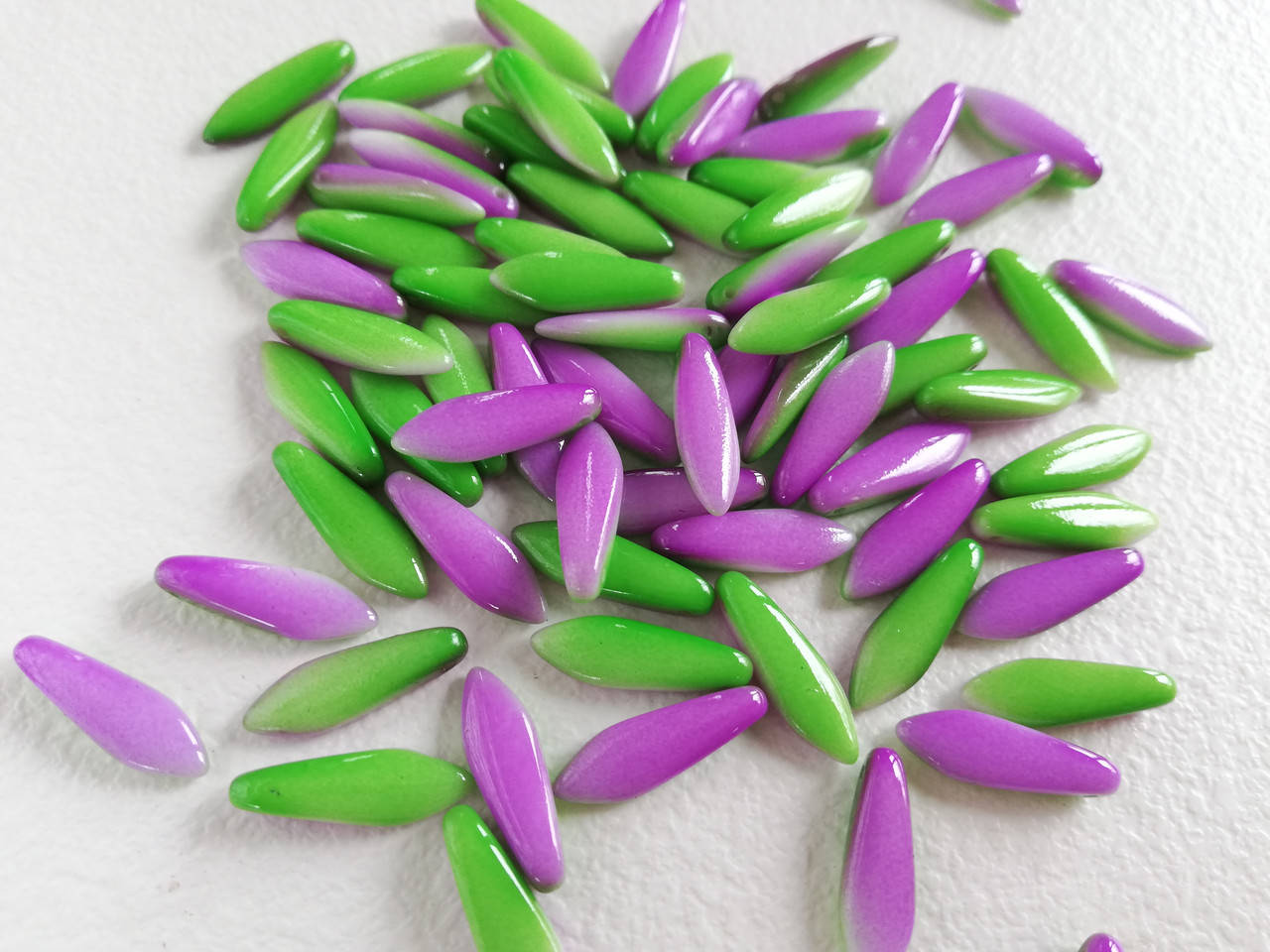 

Чеські намистини Glass Daggers 5 x 16 mm (1 отвір) Chalk White Funky Orchid