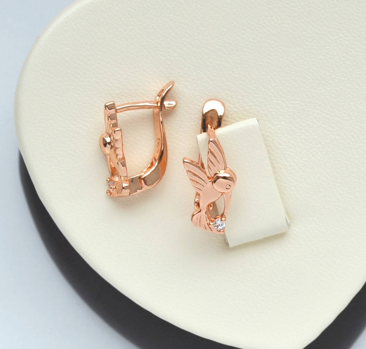 

Серьги Колибри с белыми кристаллами покрытие золотом 18к.