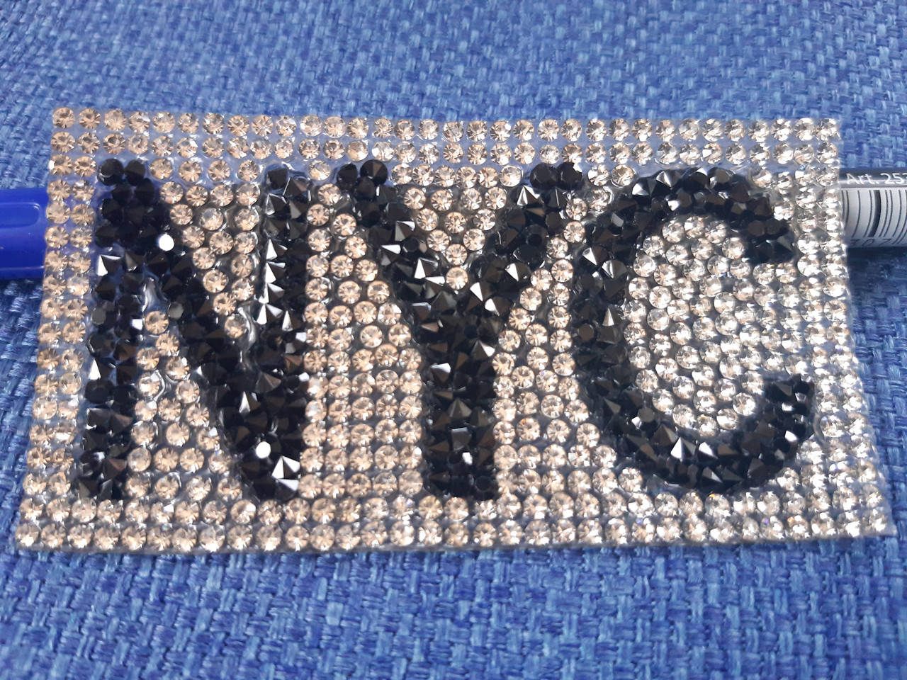 

Аппликация из страз на силиконе надпись бело-чёрная, Белый