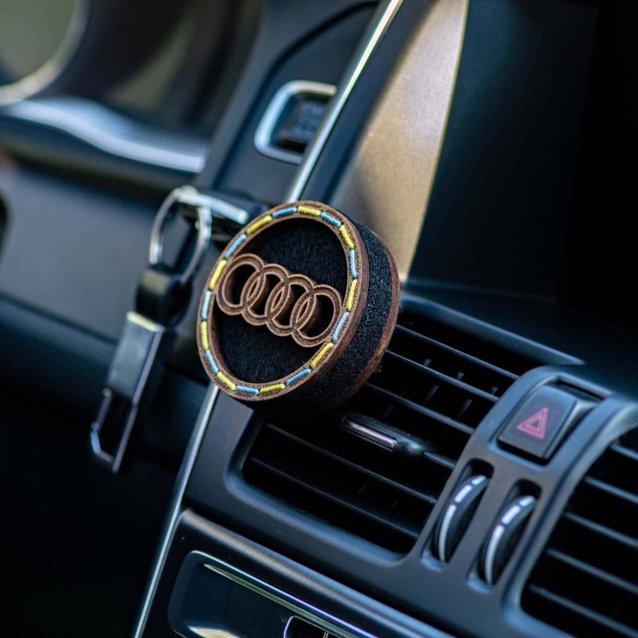 

Ароматизатор на дефлектор в машину Audi ручной работы в деревянной коробке