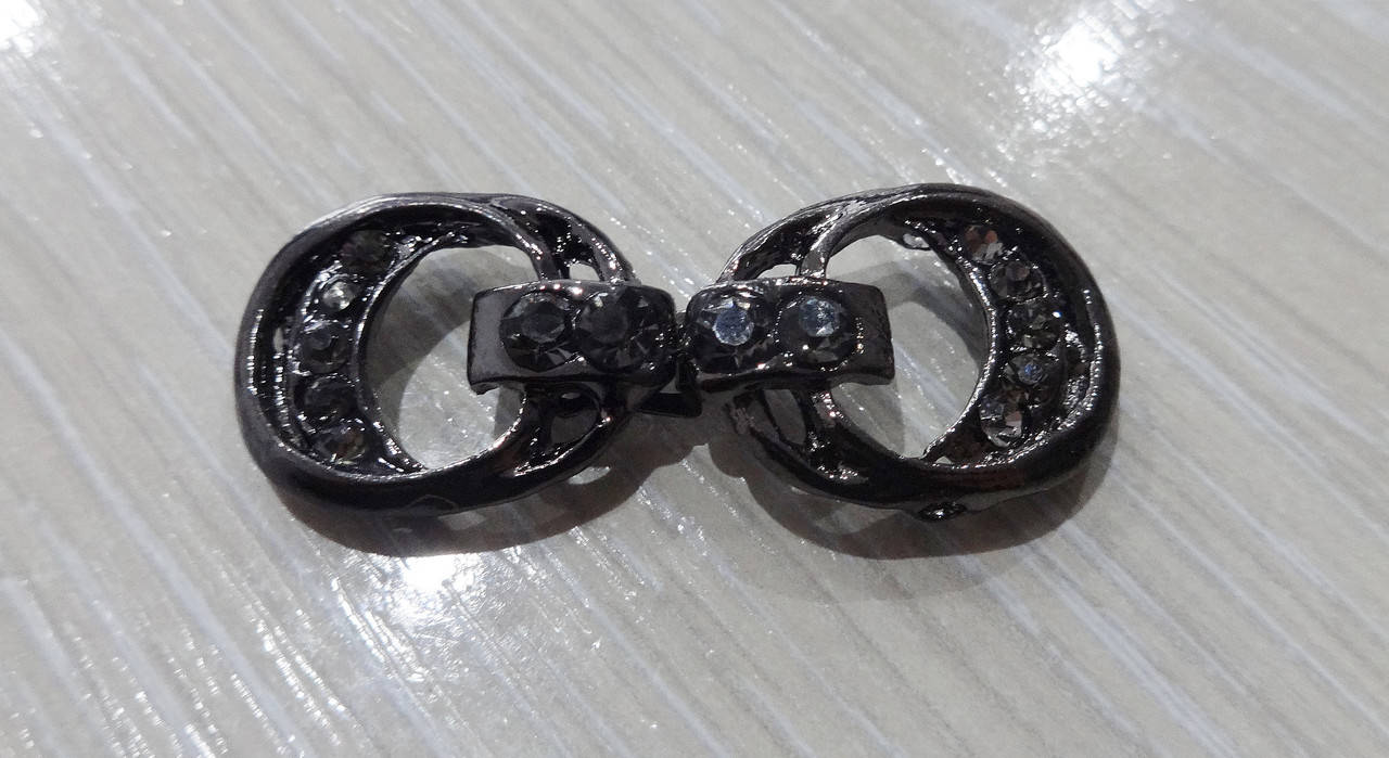 

Застежка для одежды со стразами крючок-петля черный (16*40 мм)