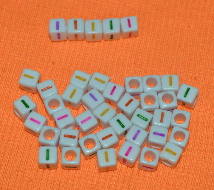 

Бусины алфавит на белом фоне "I" 6 мм