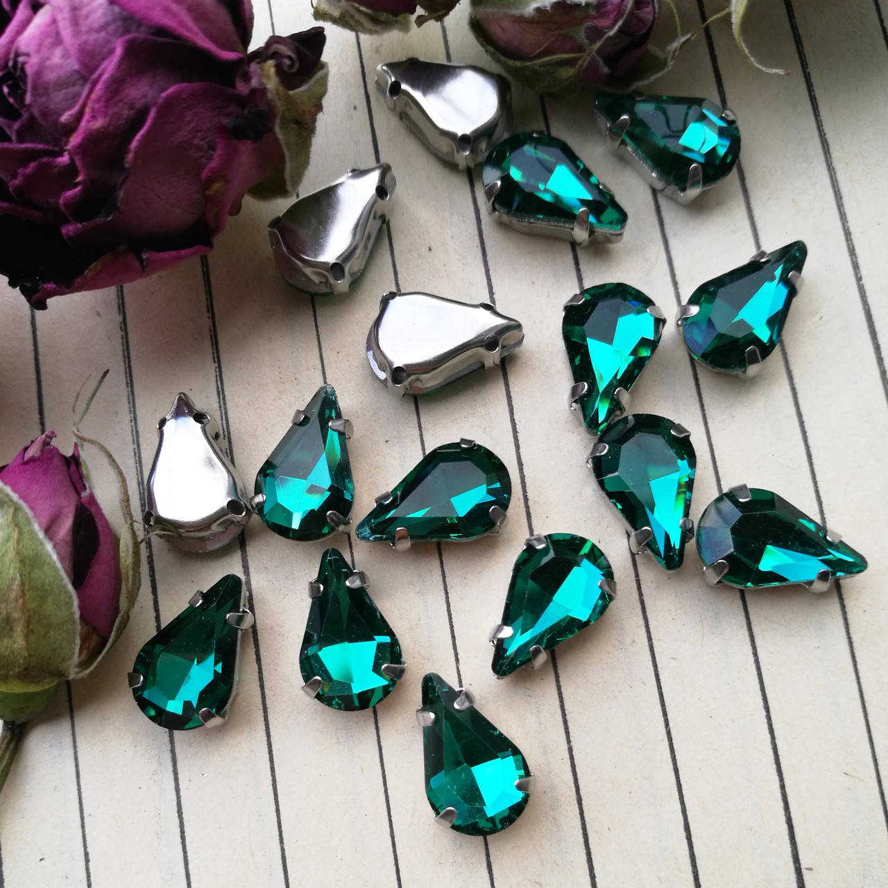 

Стрази в цапах, крапля 8*13 мм, колір Green Zircon