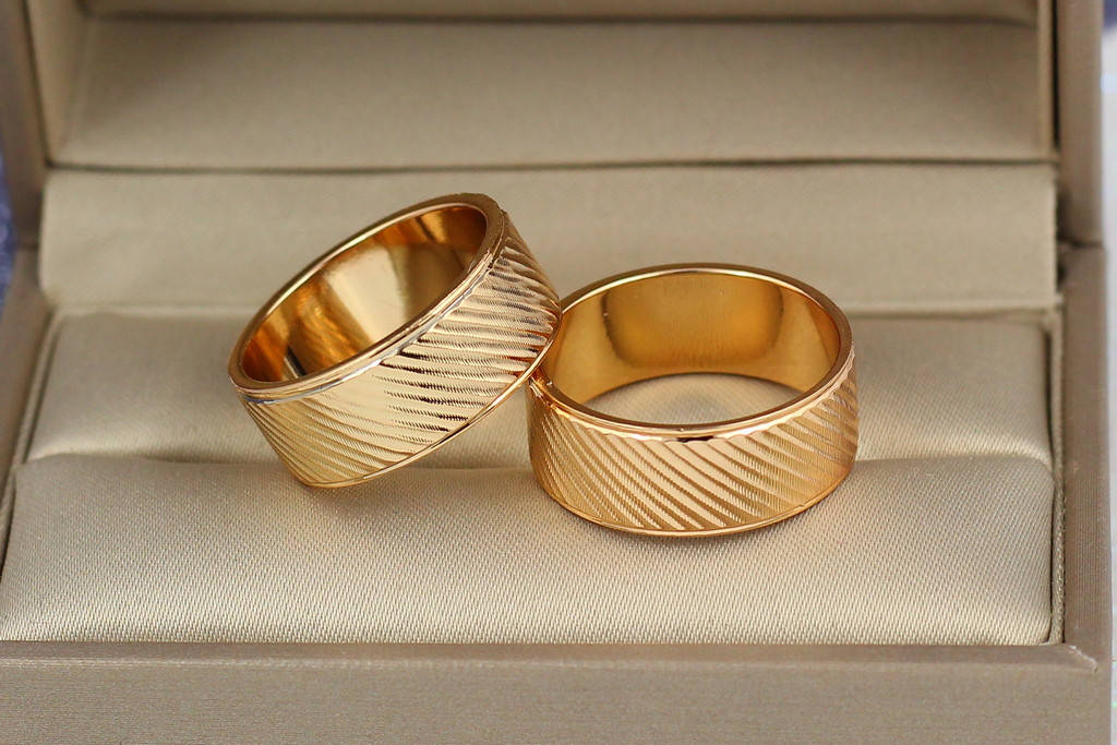 

Обручальное кольцо Xuping Jewelry рисунок косая полоска 8 мм р 16,17,18,19,22 золотистое 17