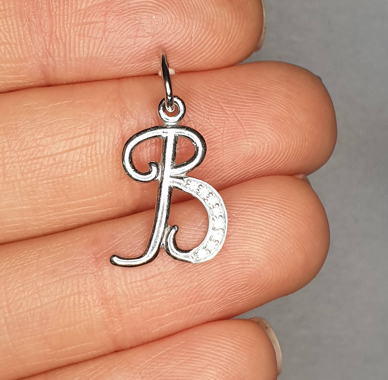 

Кулон серебряный с кубическим цирконием "Буква В" 0,90 г