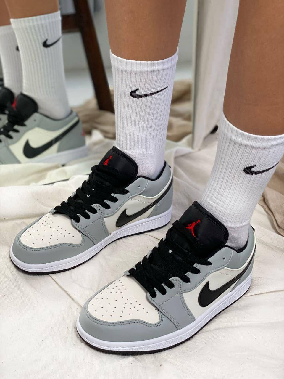 

Женские кроссовки Nike Air Jordan 1 Retro Low Grey 43, Серый