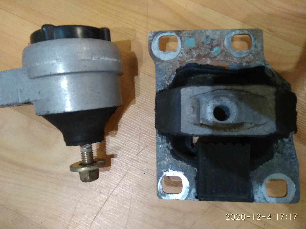 

Подушка КПП, опора Ford Focus 1, Форд Фокус, левая верхняя 1.6 бензин. 98AB7M121