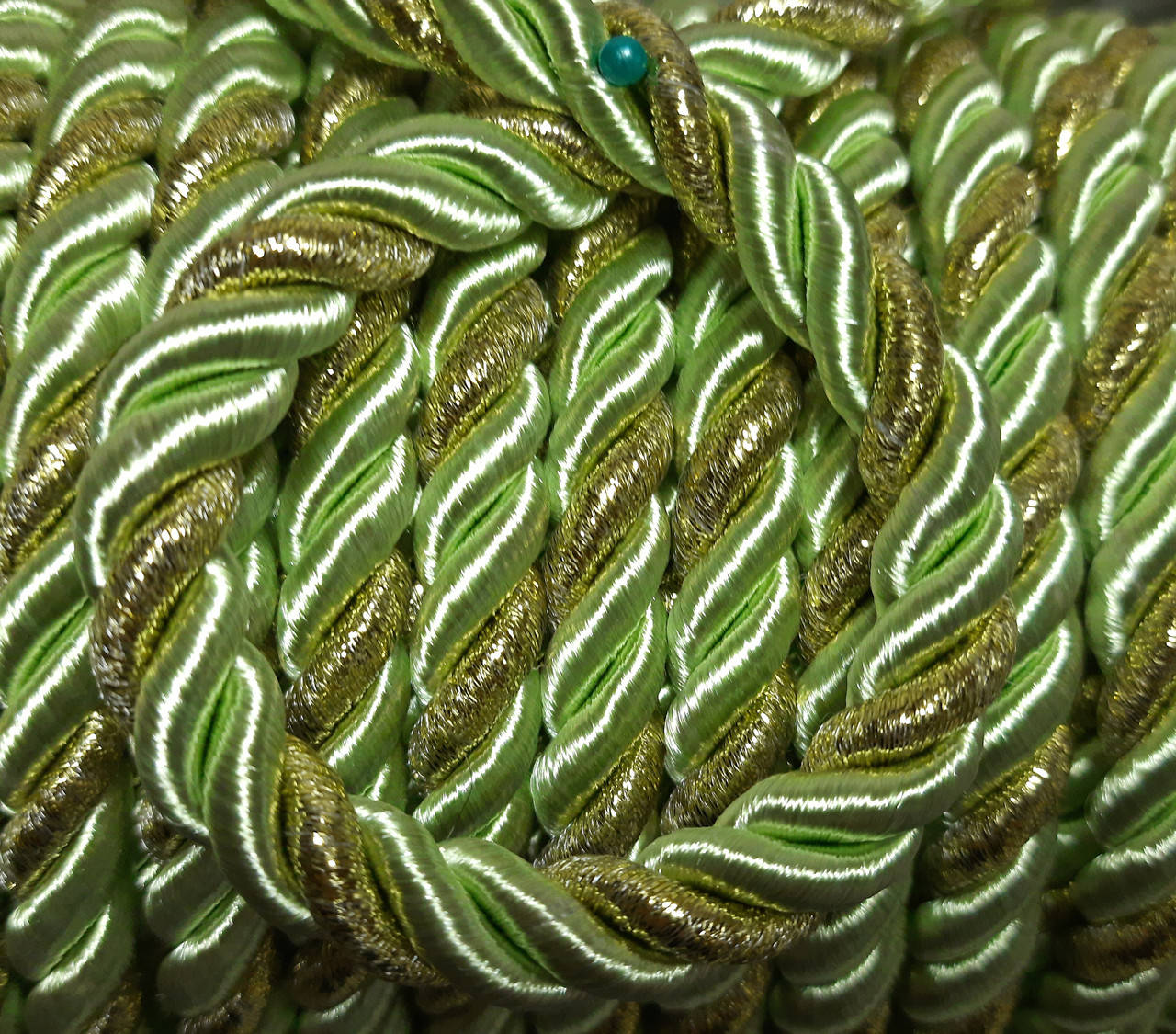 

Шнур декоративный салатовый с золотом 10 мм под натяжной потолок