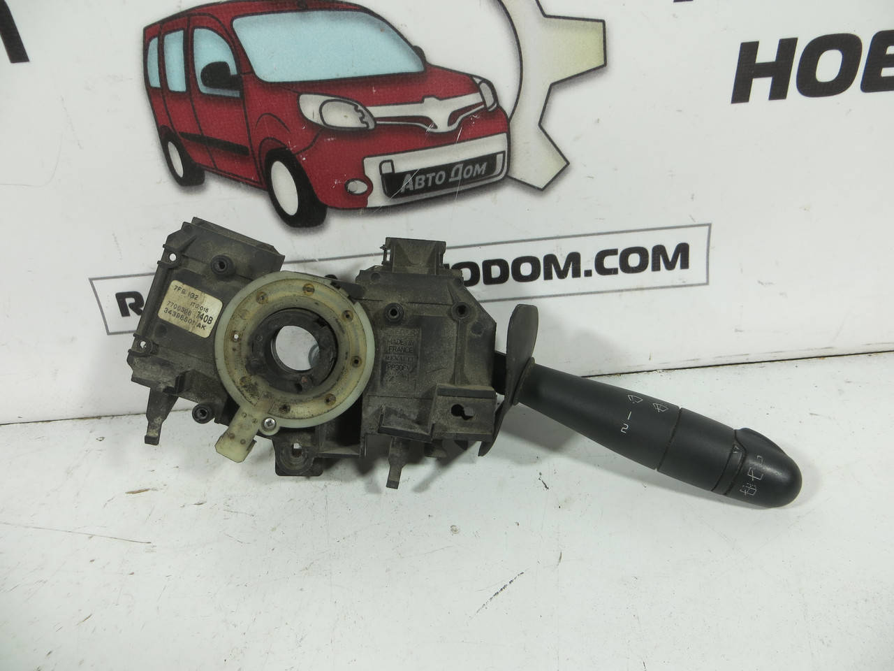 

Подрулевой переключатель правый c кронштейном Renault Kangoo (1997-2008) ОЕ: 7701053055