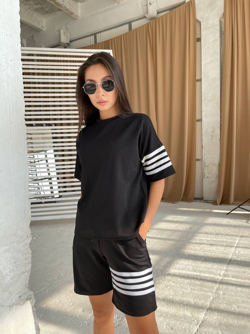 

Спортивный женский костюм двойка с футболкой и шортами