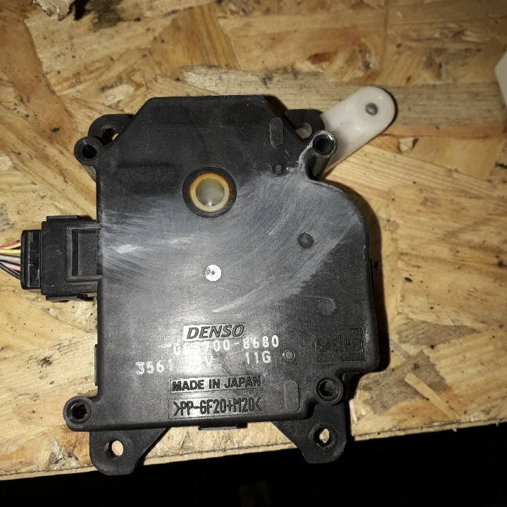 

Сервопривод заслонки печки , моторчик печки ,блок управления заслонки печки Toyota Avensis T-25