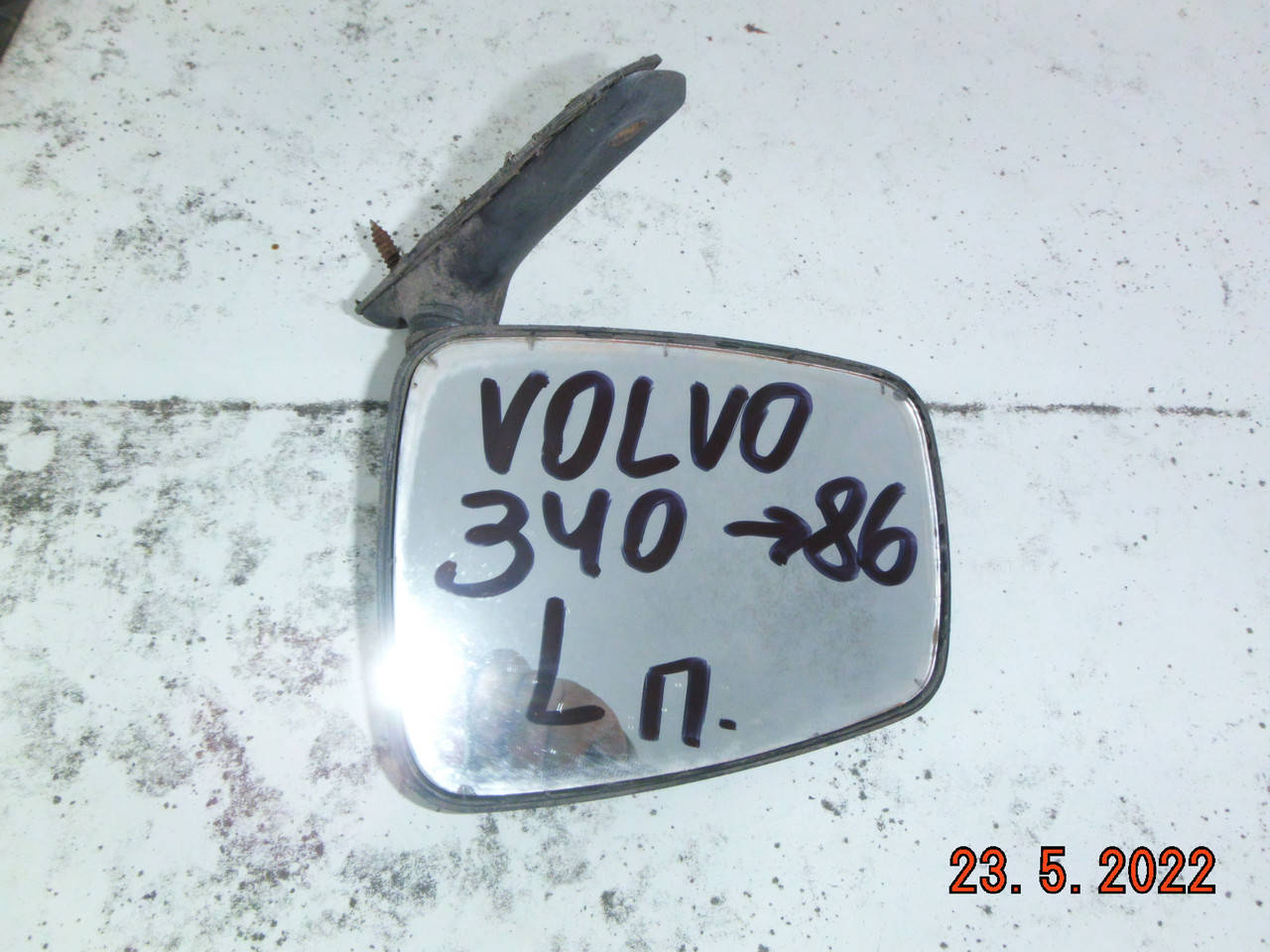 

На VOLVO 340 - 345 левое наружное зеркало с 76-го года
