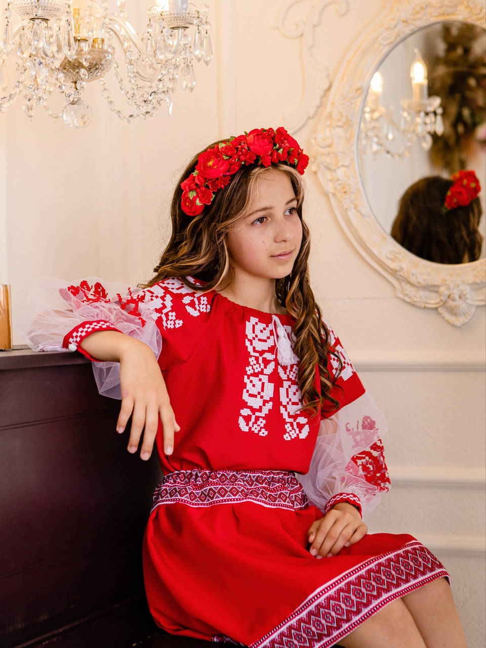 

Вишиванка для дівчинки Грація червона.