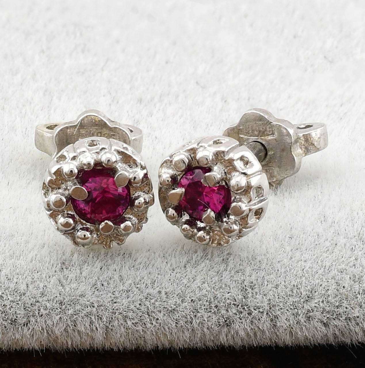 

Серебряные серьги гвоздики ps244e размер 6х6 мм малиновые фианиты вес 1.3 г