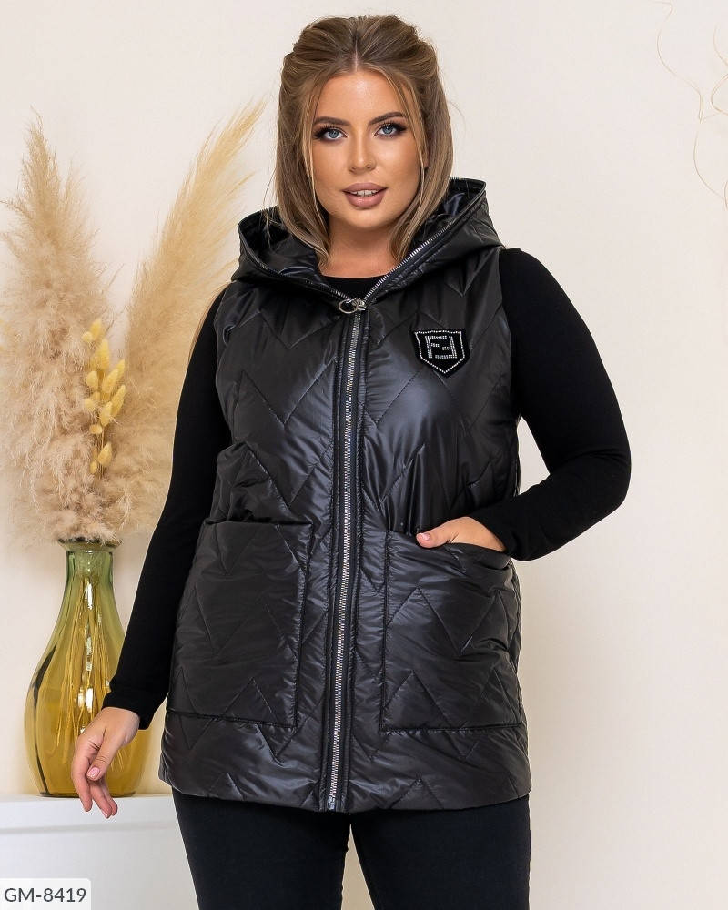 

Удобная женская жилетка демисезонная стеганая с карманами и капюшоном на змейке большого размера 52-58