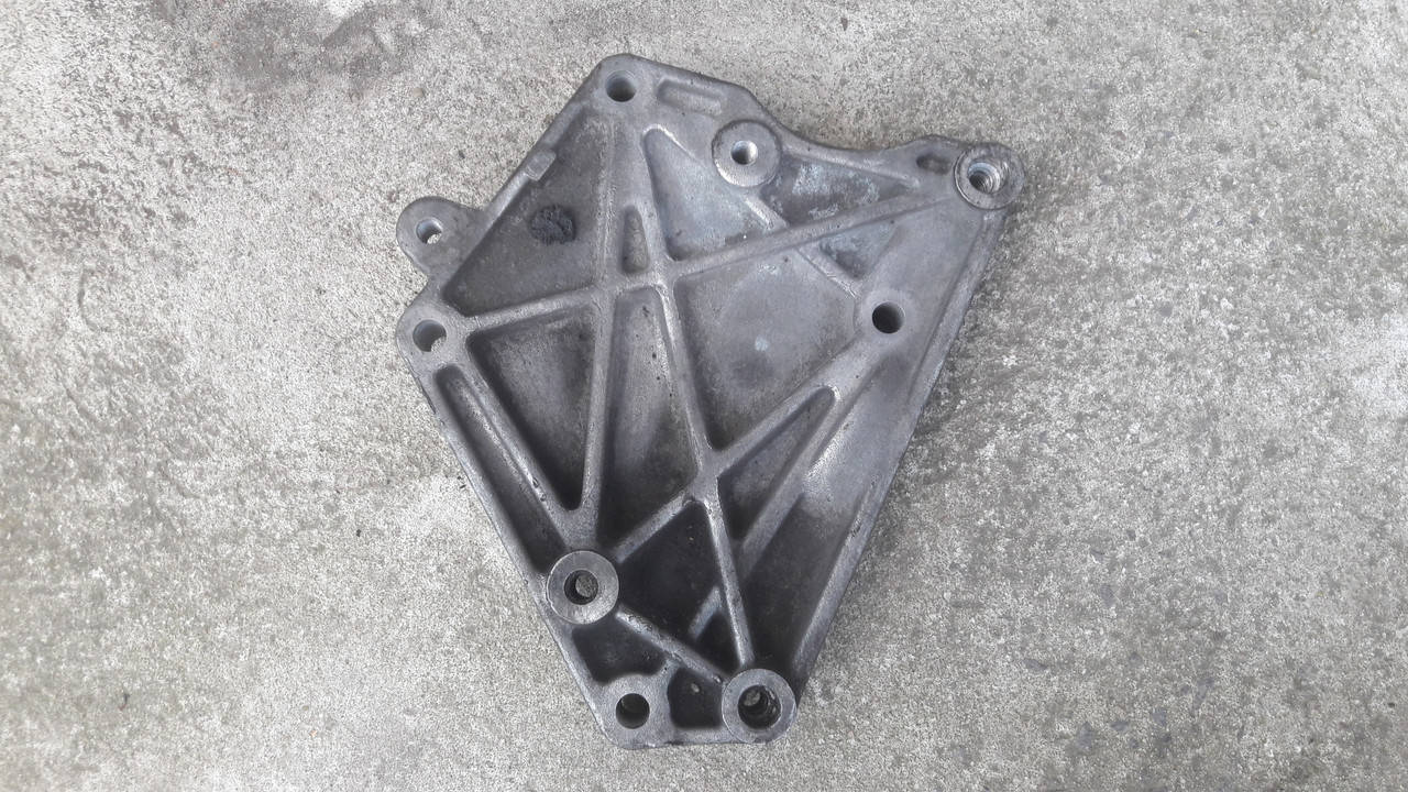 

Кронштейн крепления генератора Opel Combo 73502146 1.3CDTI