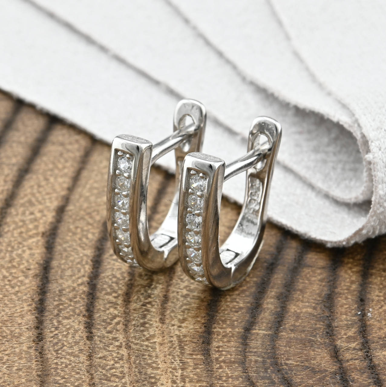 

Серебряные серьги ТС520745 размер 12х2 мм вставка белые фианиты вес 1.85 г