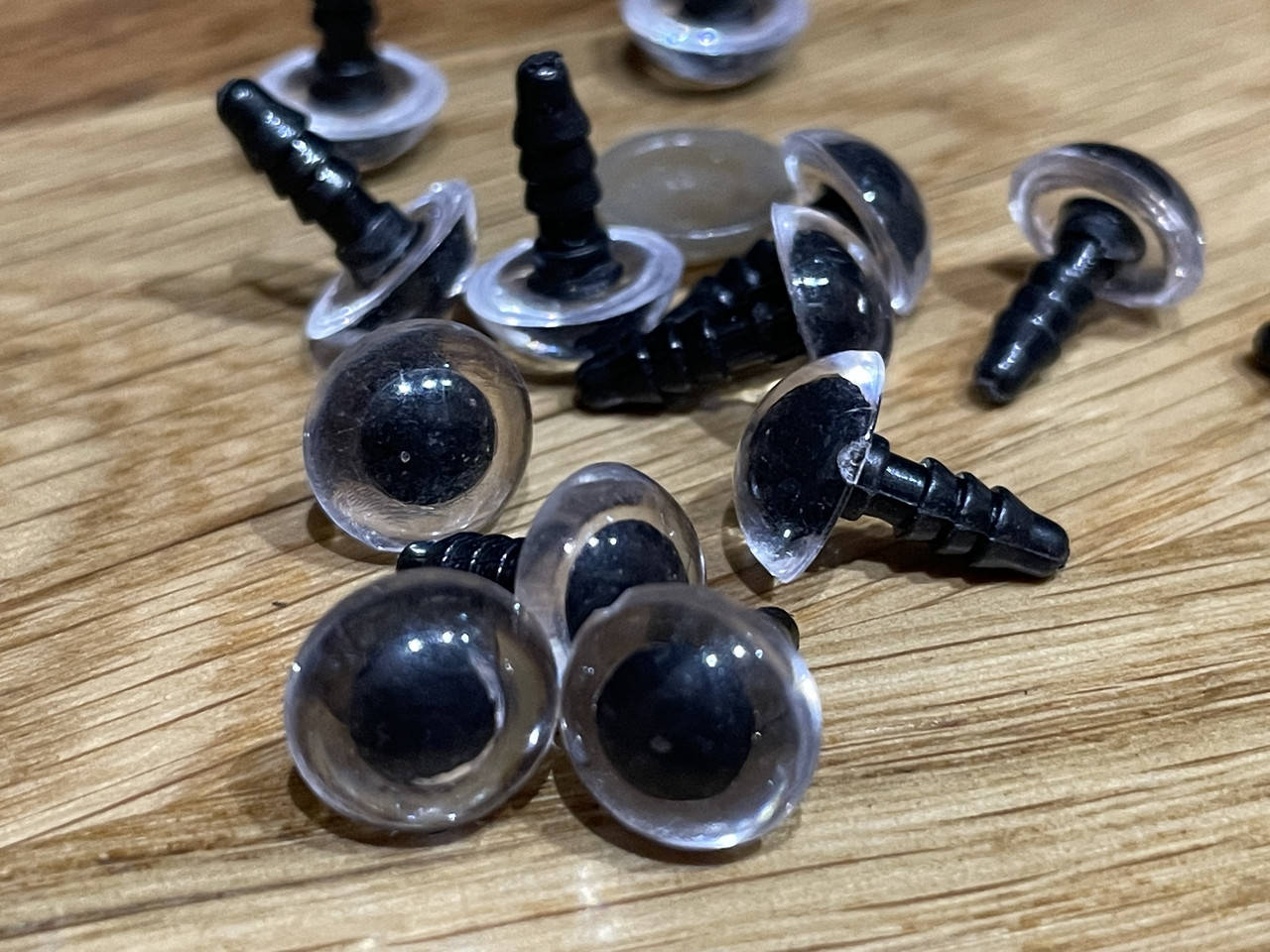 

Глазки №848 (1см) на винте для игрушек