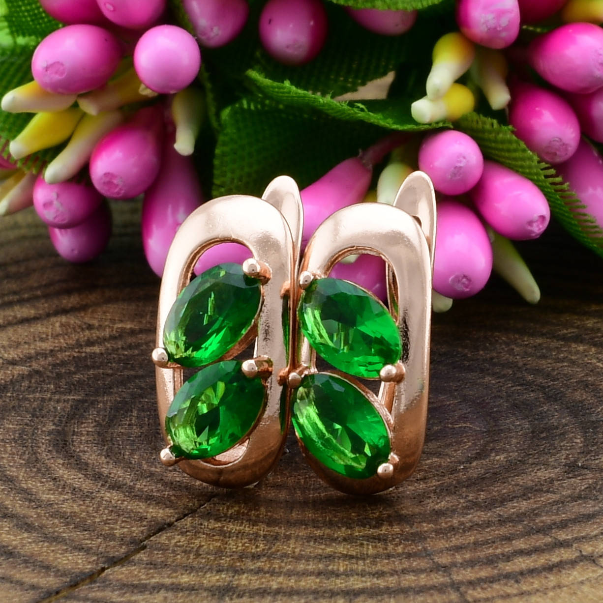 

Серьги Xuping Милано 21000 размер 15х7 мм зелёные фианиты позолота РО