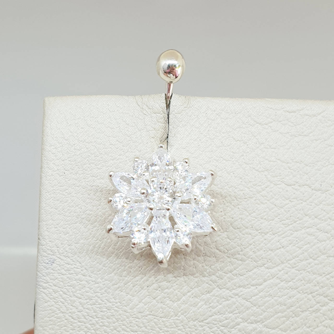 

Пирсинг в пуп серебряный с кубическим цирконием "Цветок" 2,9 г