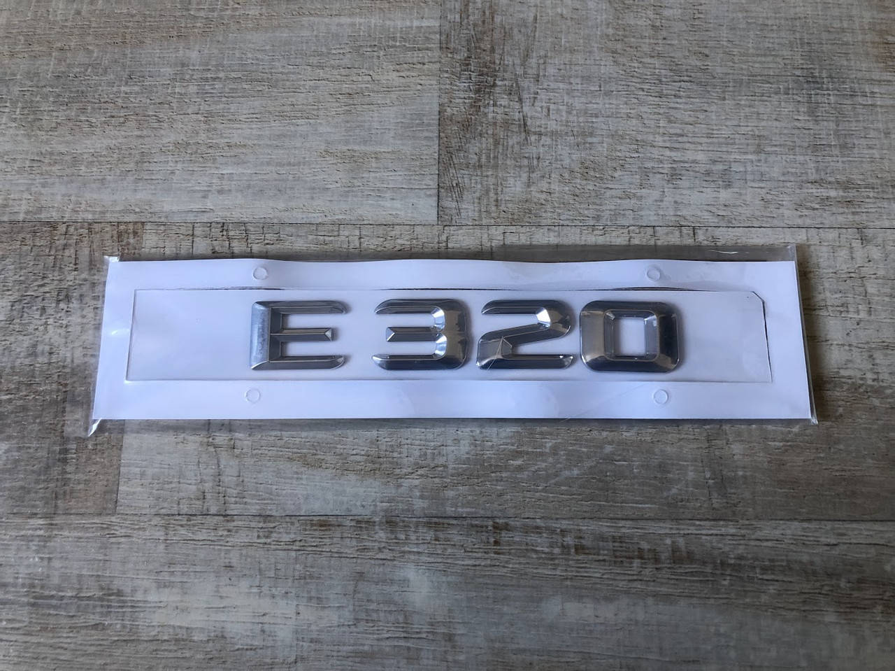 

Шильдик Надпись Багажника Mercedes Benz E320