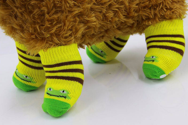 

Вязаные носочки для собак мелких пород, кошек