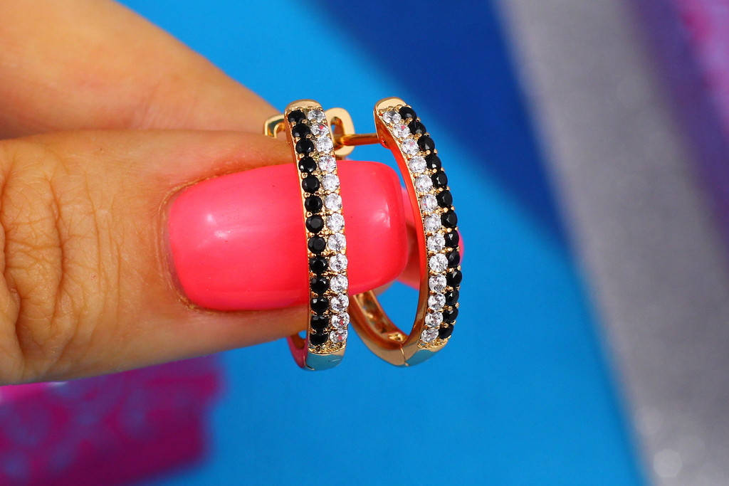 

Серьги Xuping Jewelry с черными и белыми фианитами 2 см золотистые