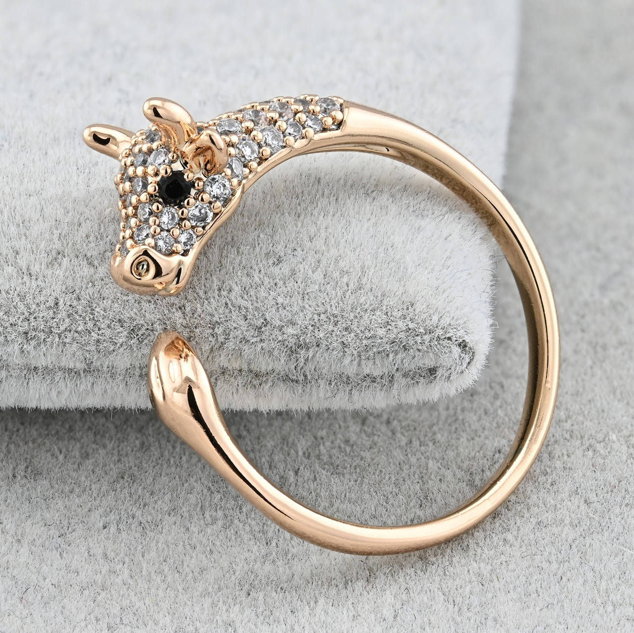 

Кольцо Xuping регулируемое 35362 ширина 10 мм белые фианиты позолота 18К размер 18