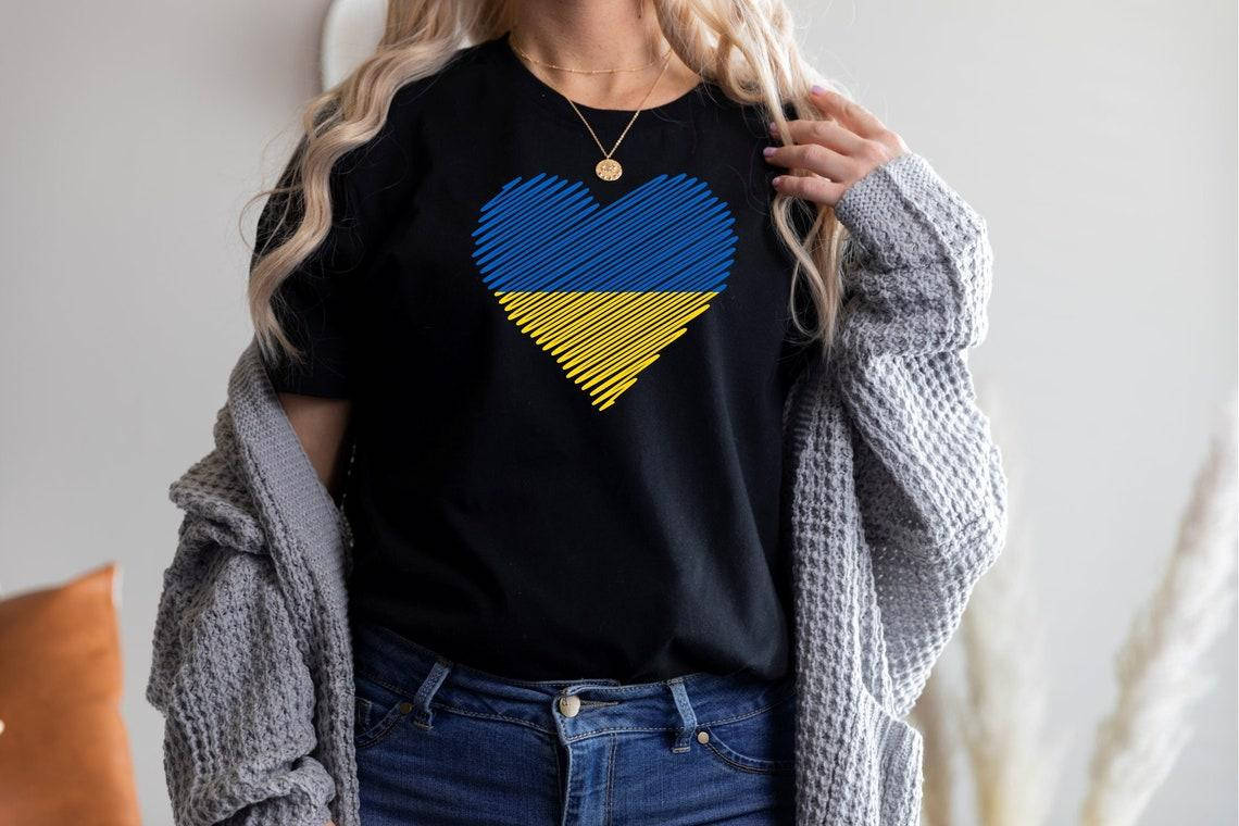 

Мужская и женская Патриотическая футболка с принтом Флаг Украины Сердечко