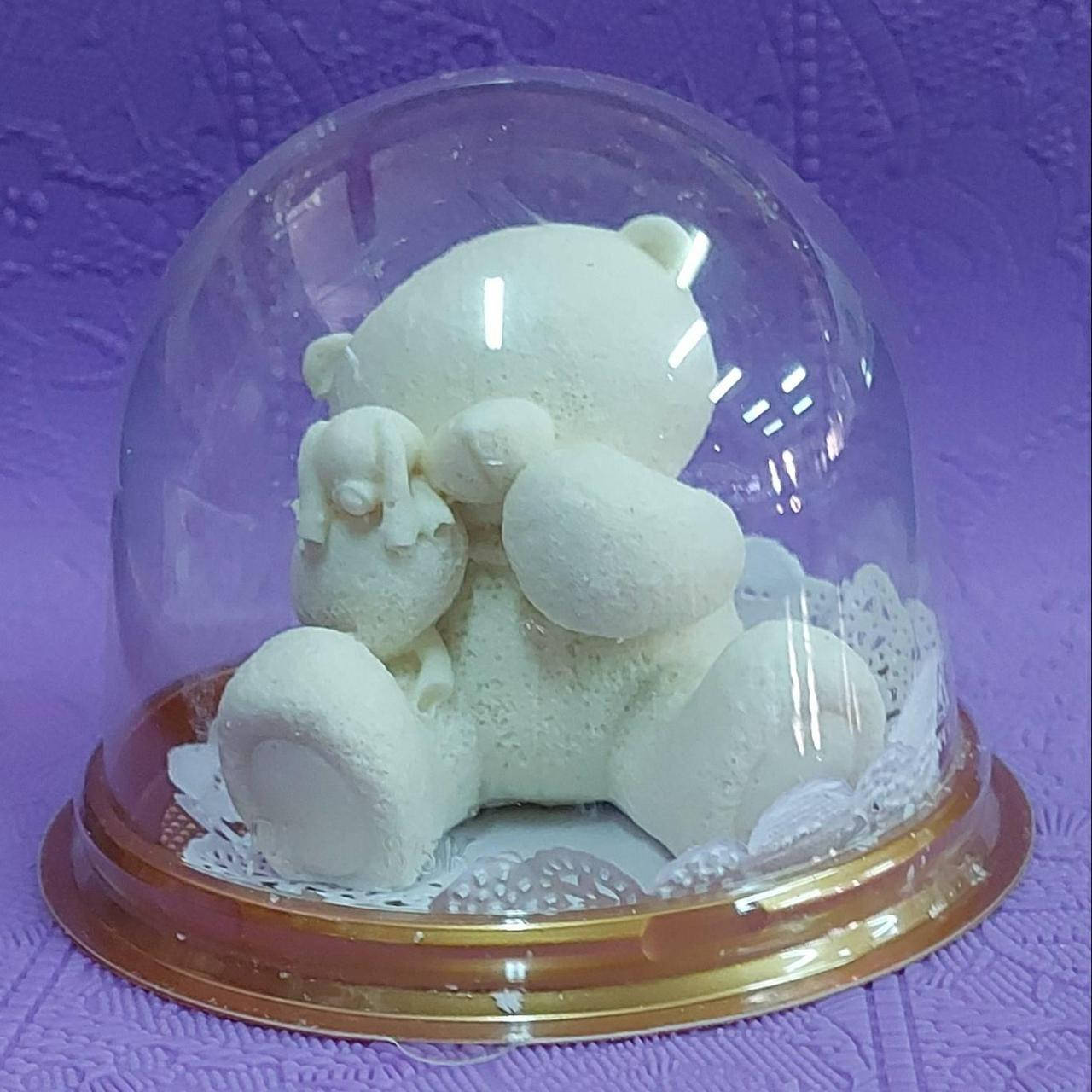 

Шоколадная фигурка на торт мишка с игрушкой.