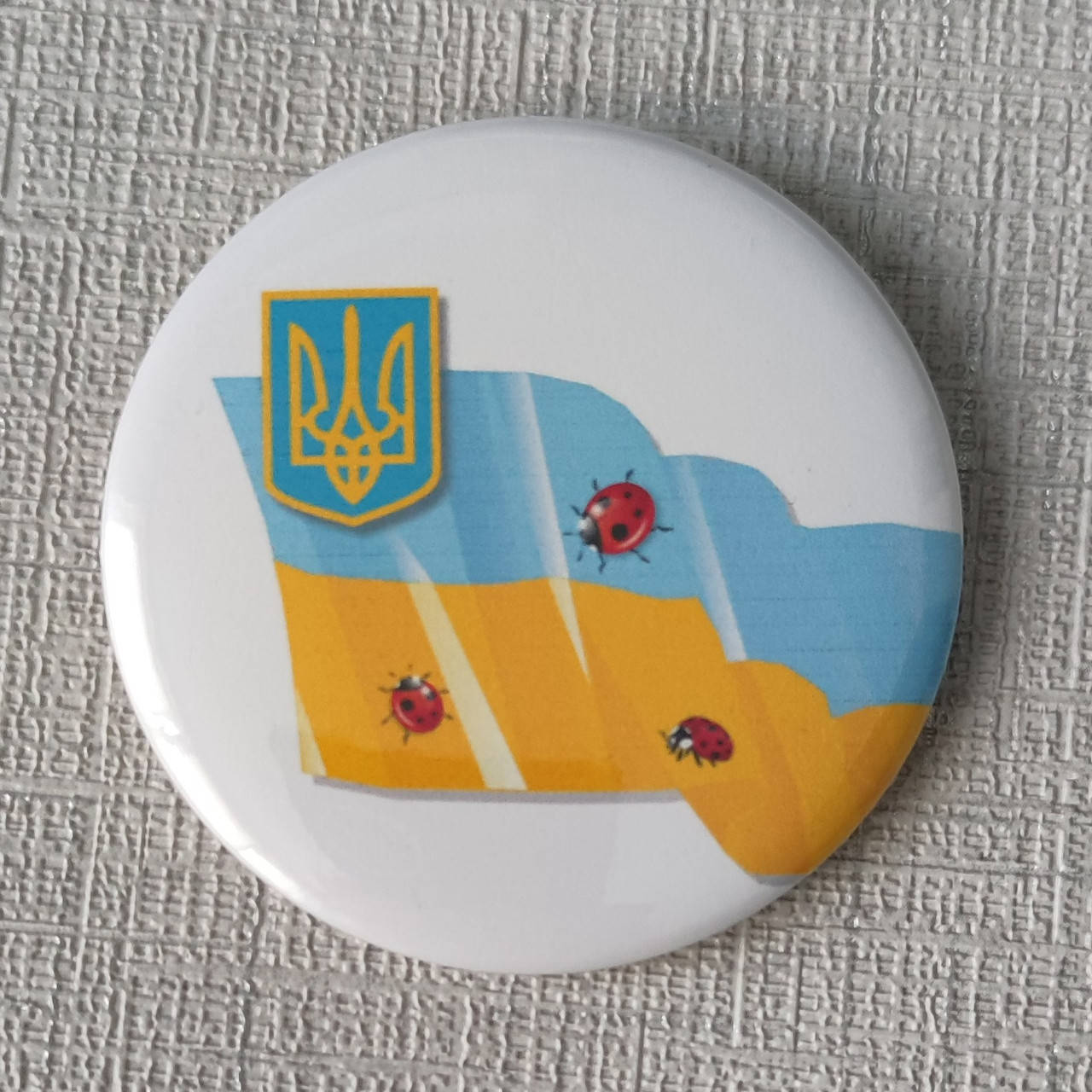 

Значок сувенирный флаг Украины божья коровка 58 мм
