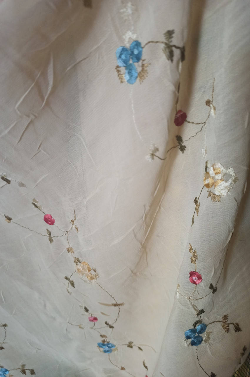 

Ткань Шифон с вышивкой ,на жёлтом фоне. в наличии есть на красном и черном фоне.