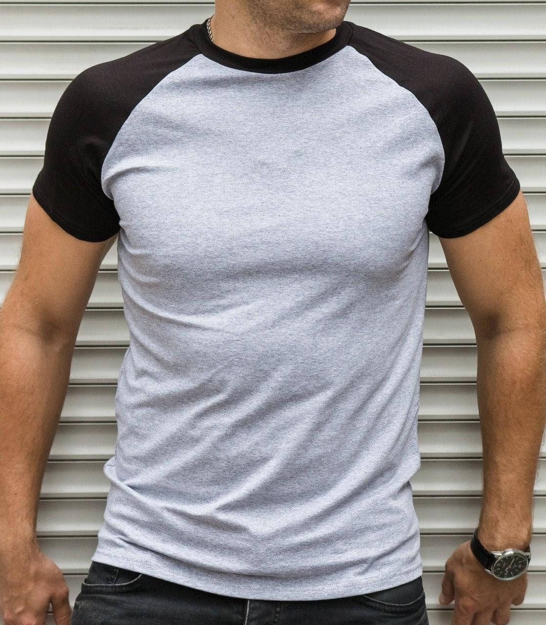 

Мужская футболка серая с черным коротким рукавом