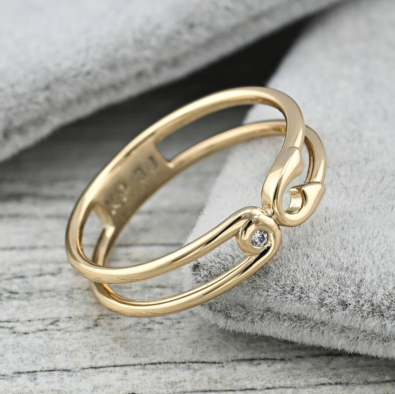 

Кольцо 35858 ширина 5 мм белые фианиты позолота 18К размер 20