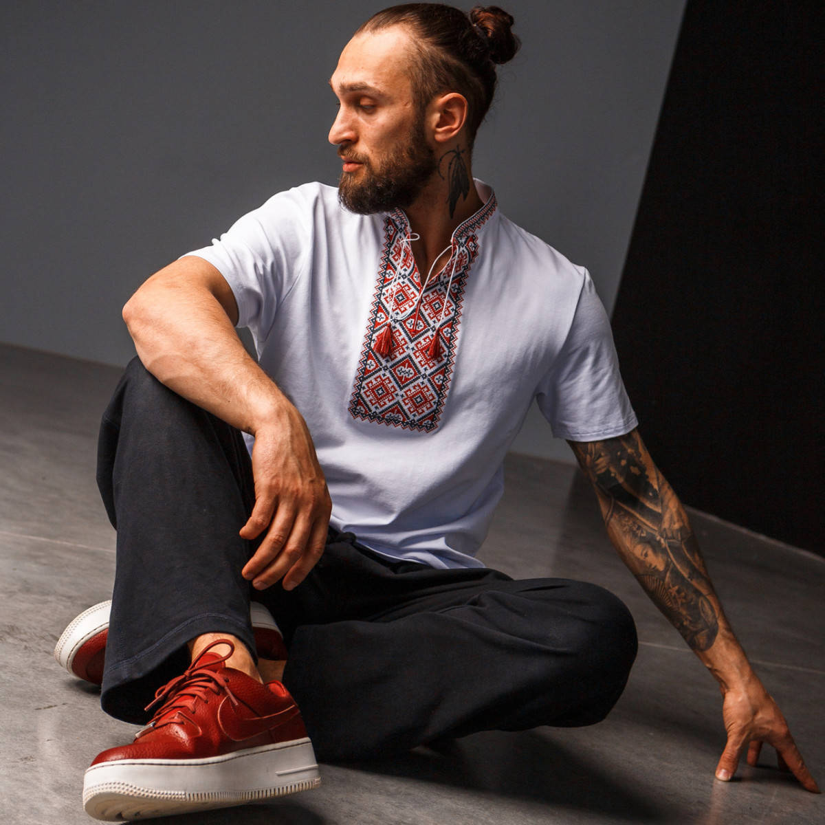 

Футболка-вышиванка мужская Moderika Атаман белая с красным L