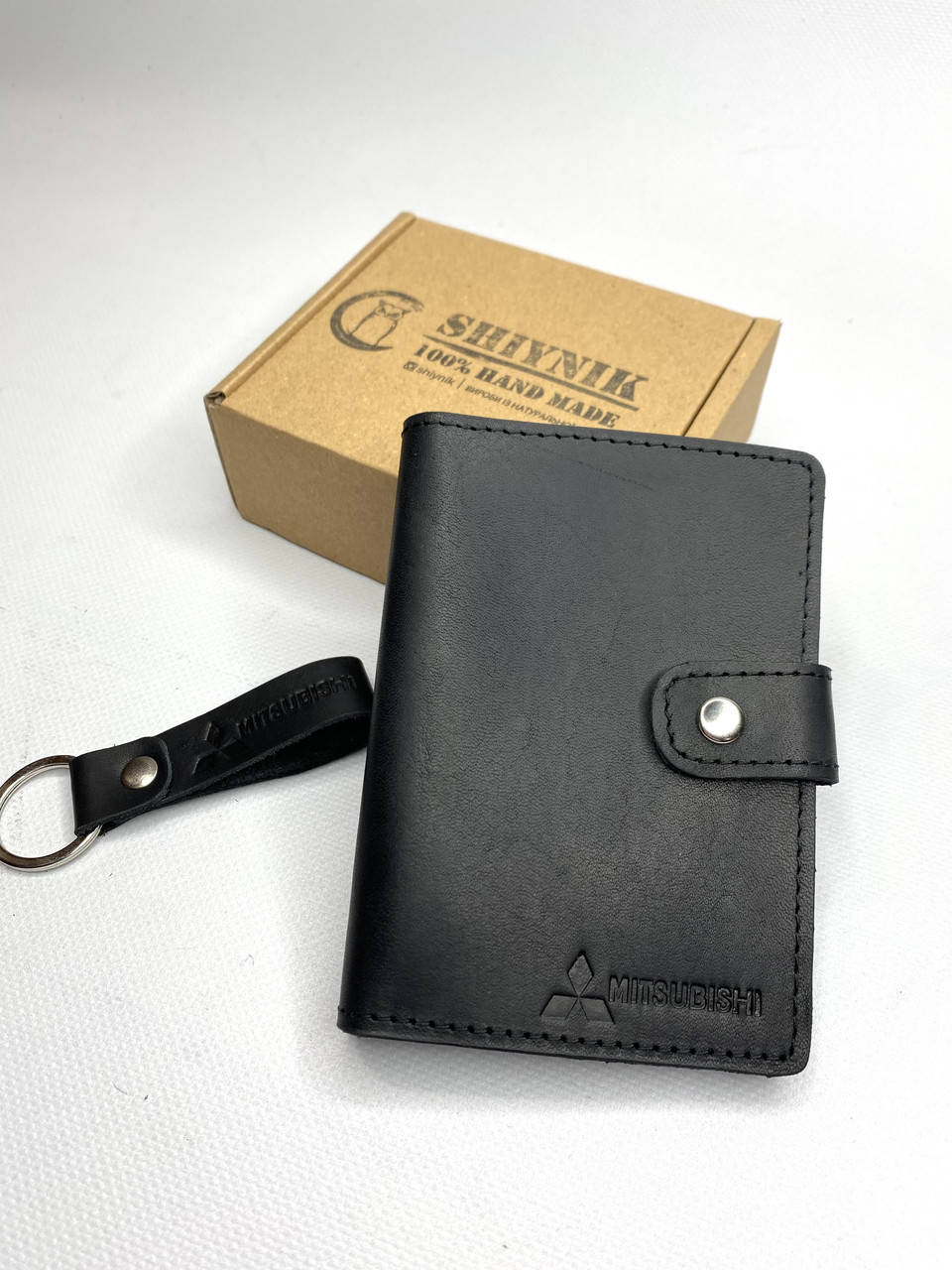 

Набор кожаных аксессуаров MITSUBISHI (обложка для прав тех.паспорта и брелок на кольце) черный
