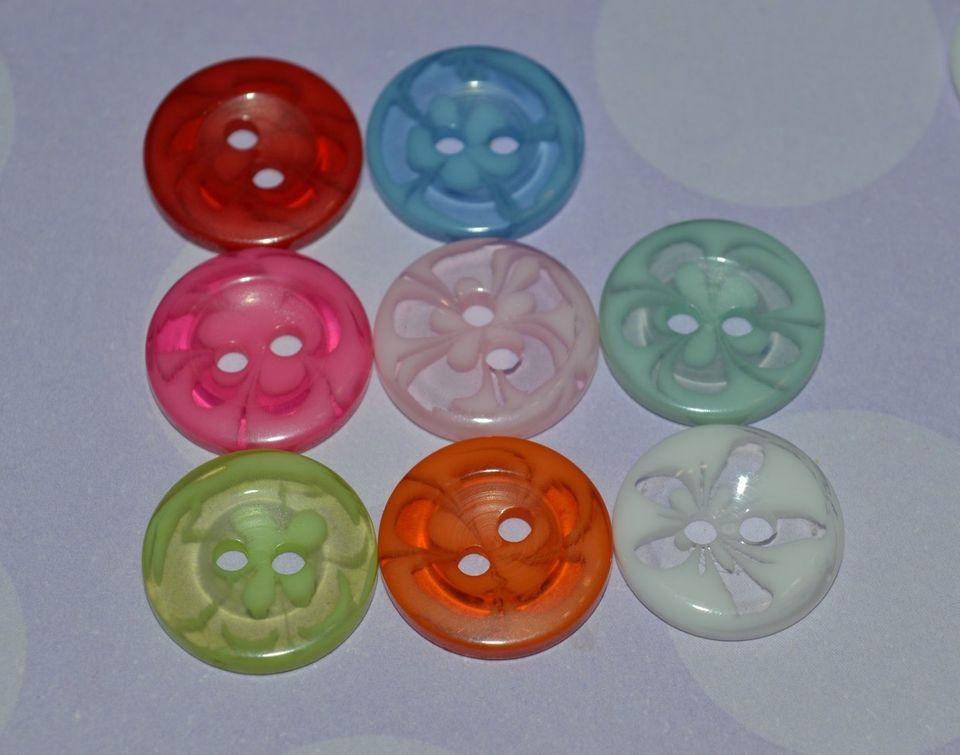 

Пуговица 14 мм на 2 дырочки прозрачная с цветком