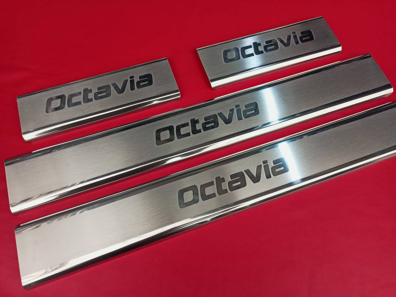 

Накладки на пороги внутренние Skoda Octavia A5