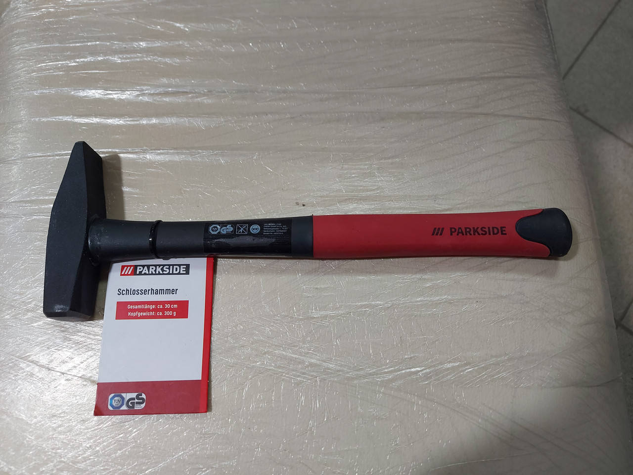 

Молоток слесарный 300 гр. с ручкой из фибергласса черно-красный Parkside HG 07914