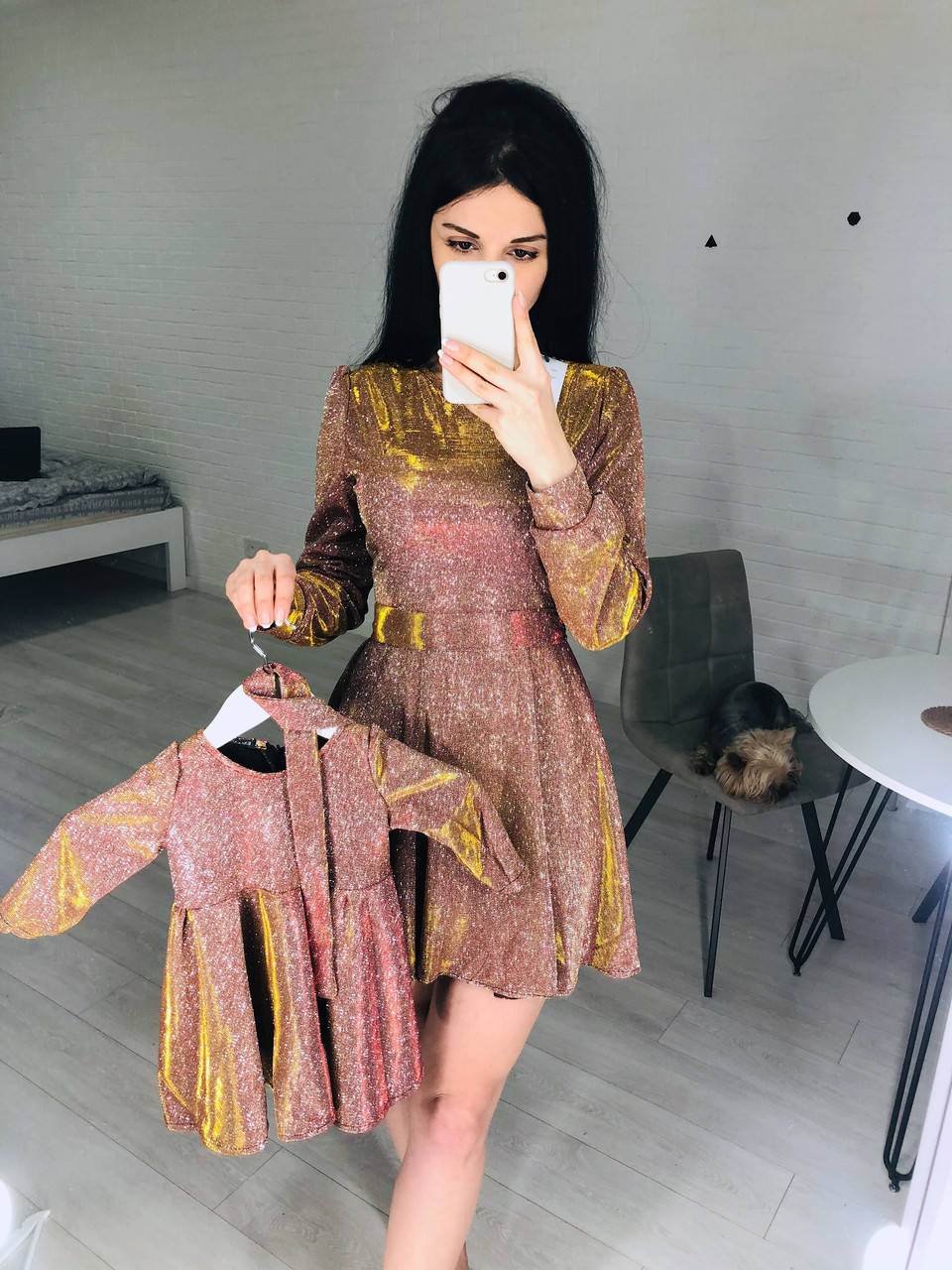 

Блестящие платья мама и дочка