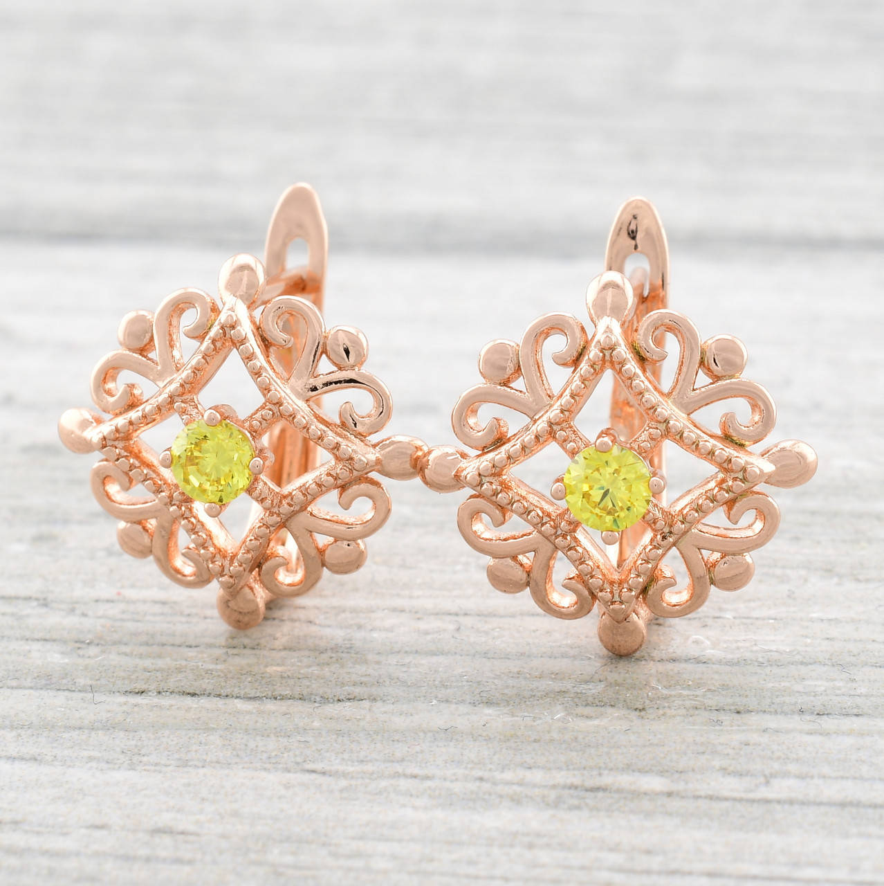 

Серьги Xuping Утончённость 22159РО размер 16х16 мм жёлтые фианиты вес 3.4 г позолота РО