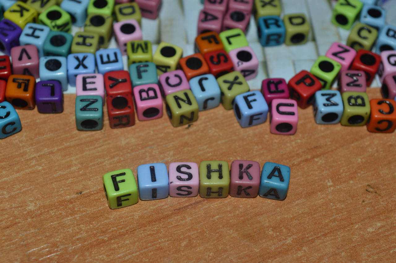 

Бусина куб цветная с черной буквой. 6 мм. английский алфавит.