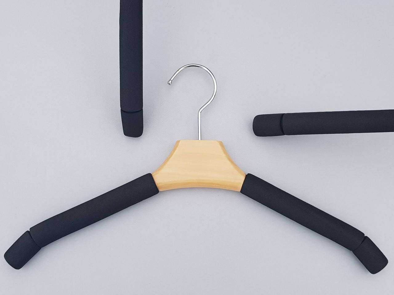 

Плечики вешалки тремпеля поролоновые черного цвета с деревянной светлой вставкой, длина 41 см