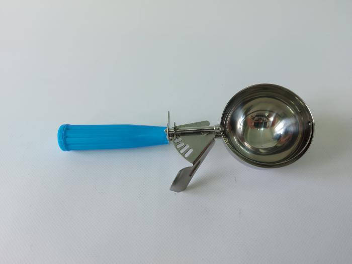 

Ложка для мороженного с пластмассовой ручкой d 7,5 cm, L 23,5 cm.
