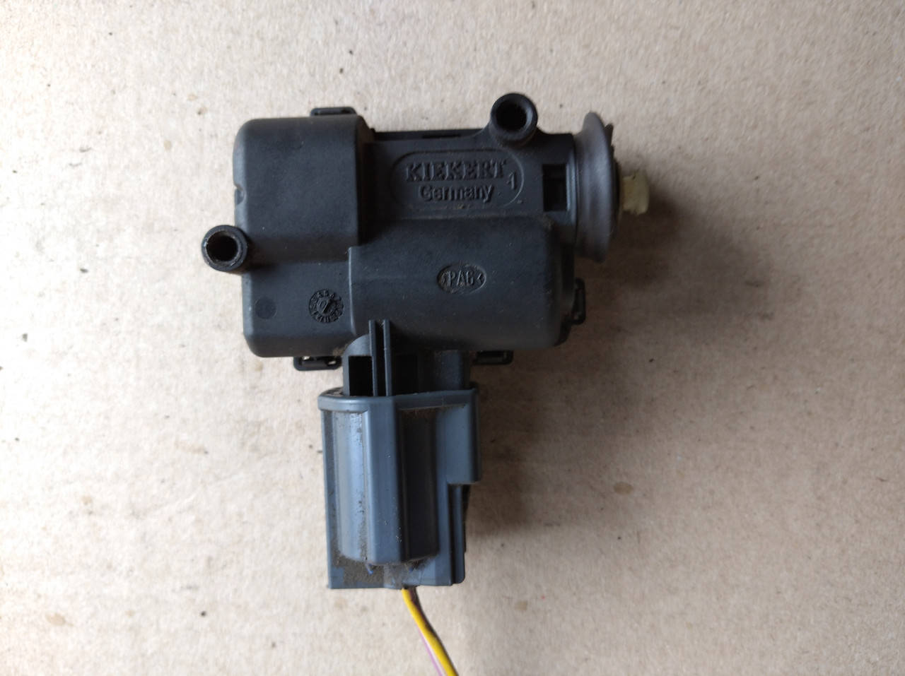 

Замок лючка бензобака FORD Focus 2