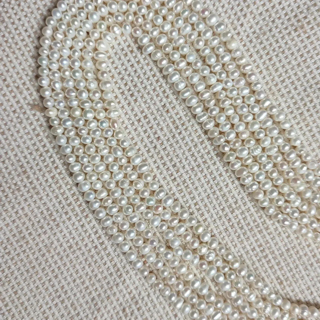 

Натуральні перлини 4мм+- (перлини на нитці)